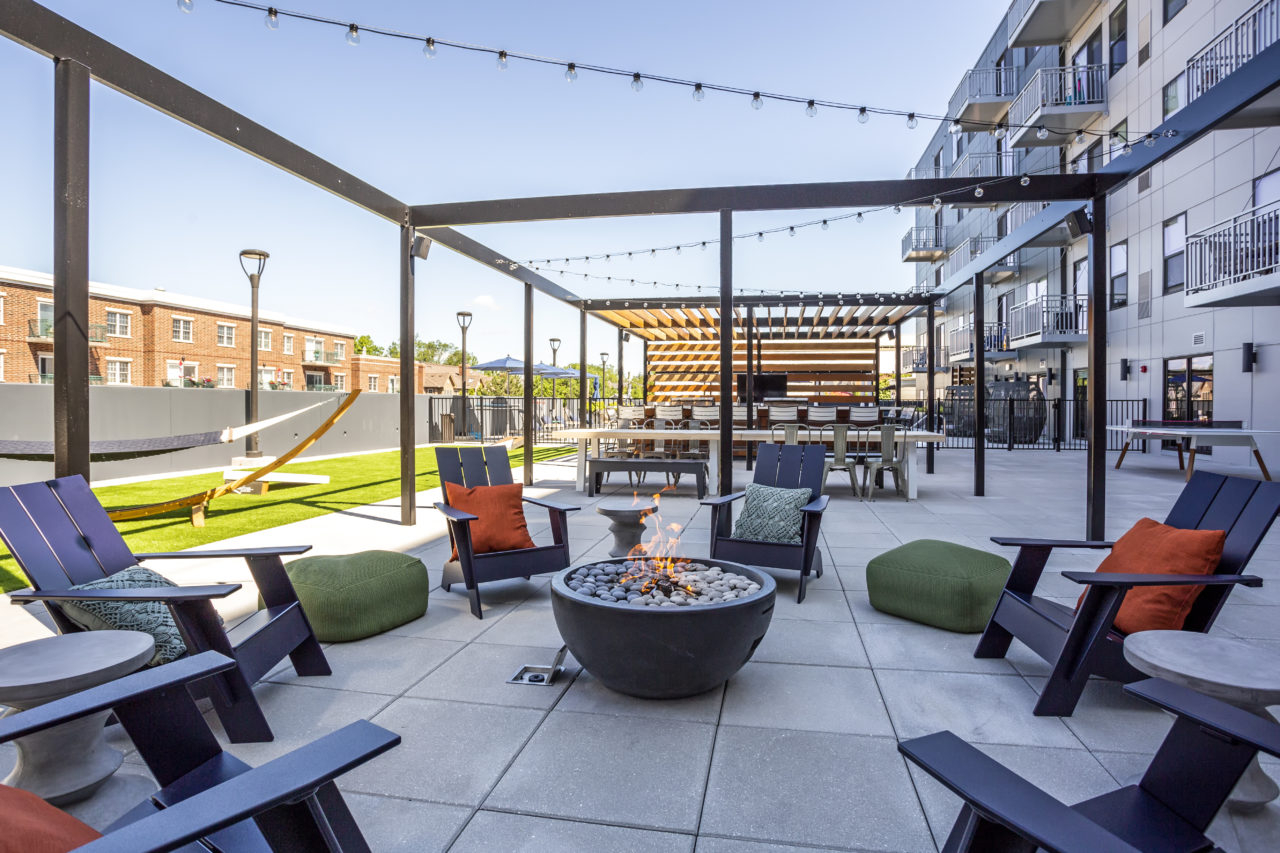 Terrazza all'aperto con postazione grill in stile chef e cucina all'aperto