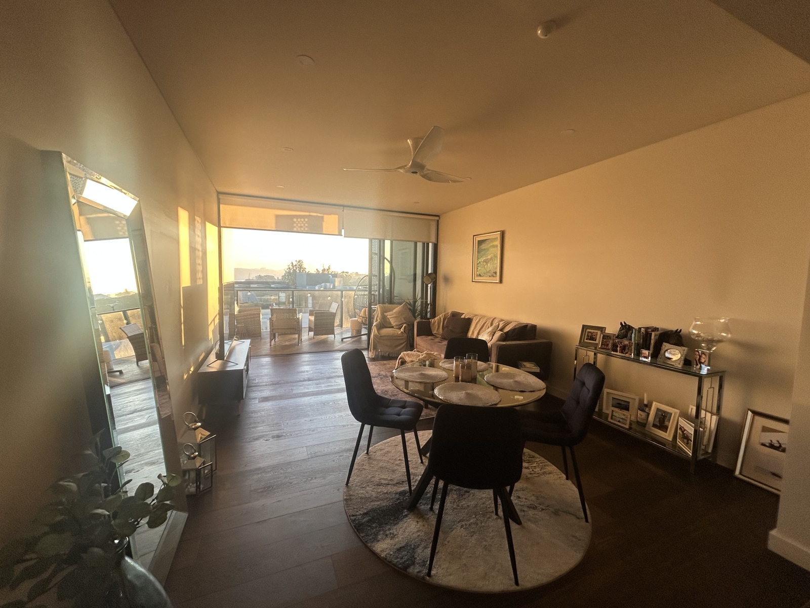 Apartamento moderno de dois andares com vista para a baía