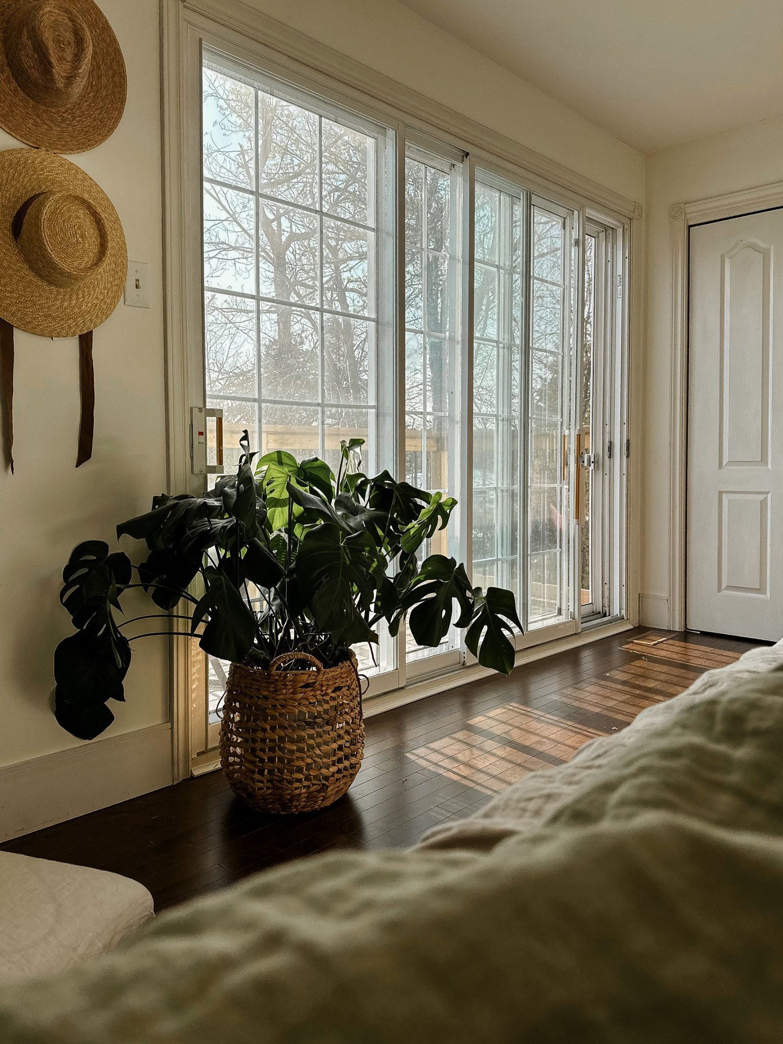 Hauptschlafzimmer. Türen zum privaten Balkon am See mit Stühlen und Tisch.  Perfekt für den Morgenka ...