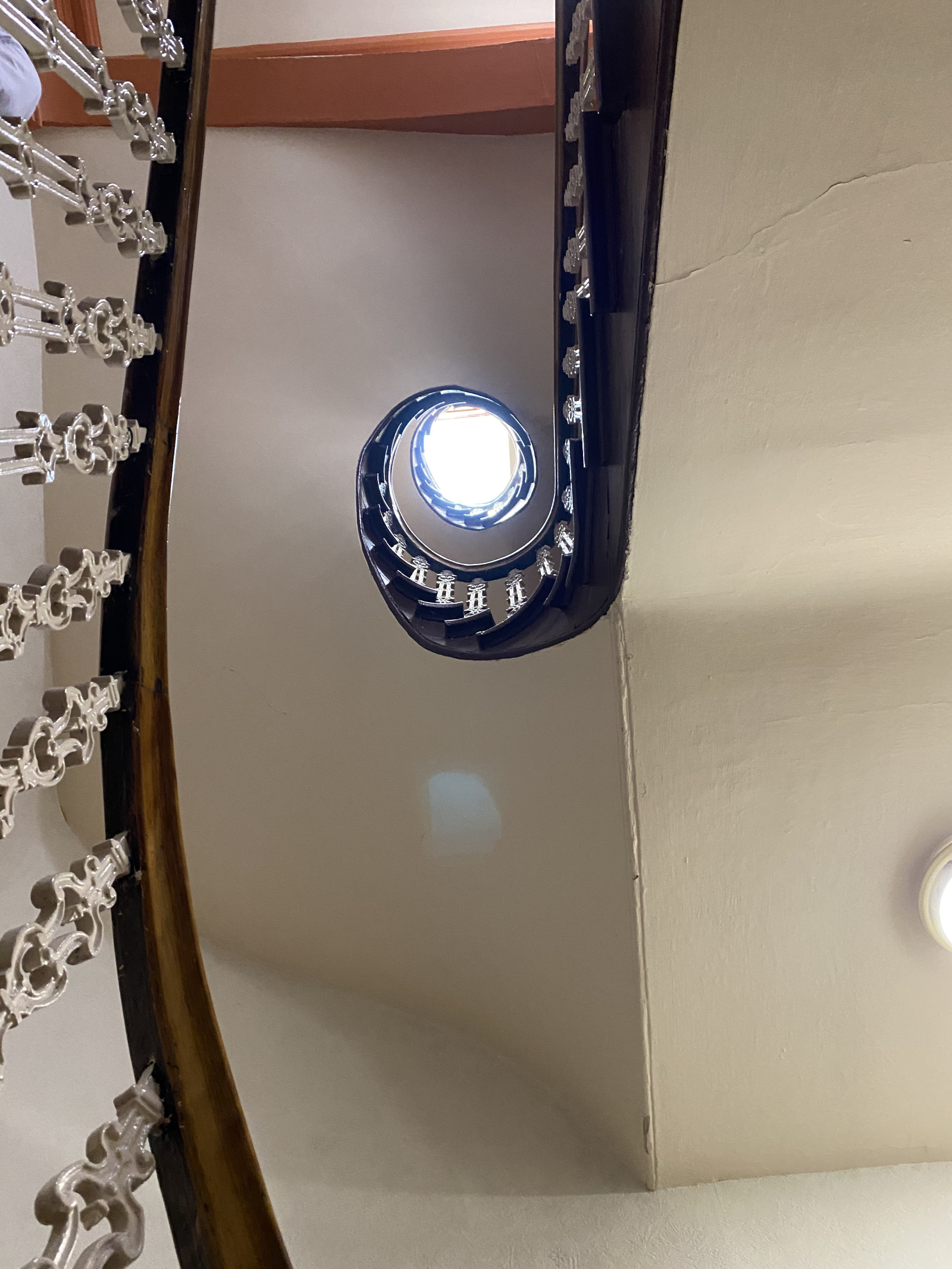 Uma vista da escada em espiral para a clarabóia quatro andares acima