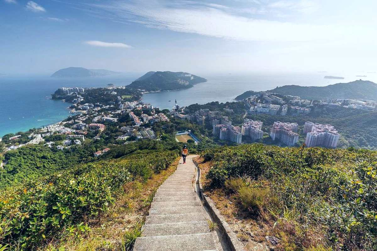 Hiking The Twins / Violet Hill and walking down into Repulse Bay.