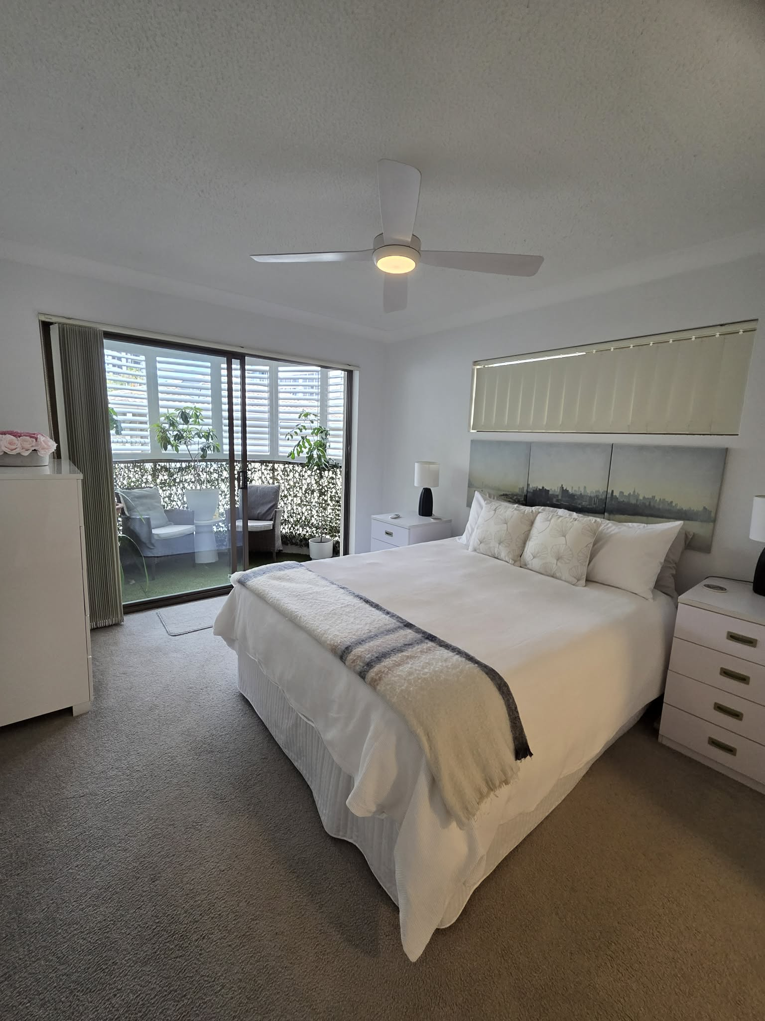 Hauptschlafzimmer mit geschlossenem Balkon.  Queensize-Bett und ensuite-Bad