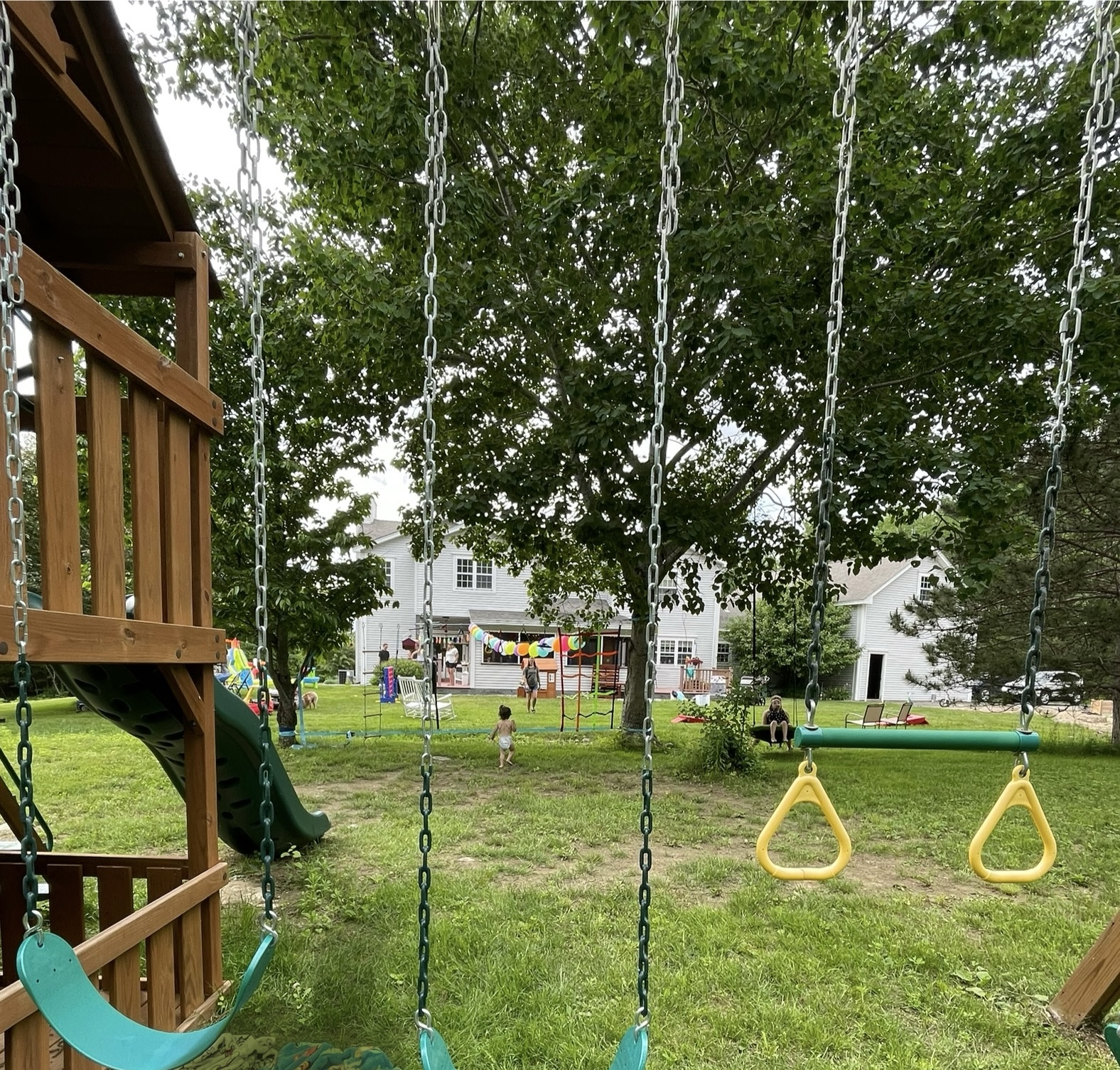 Vista da parte de trás da casa de um dos balanços.
