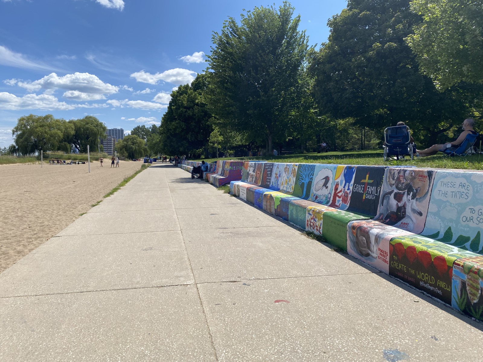 « Artistes du Mur » Art public créé par le quartier.