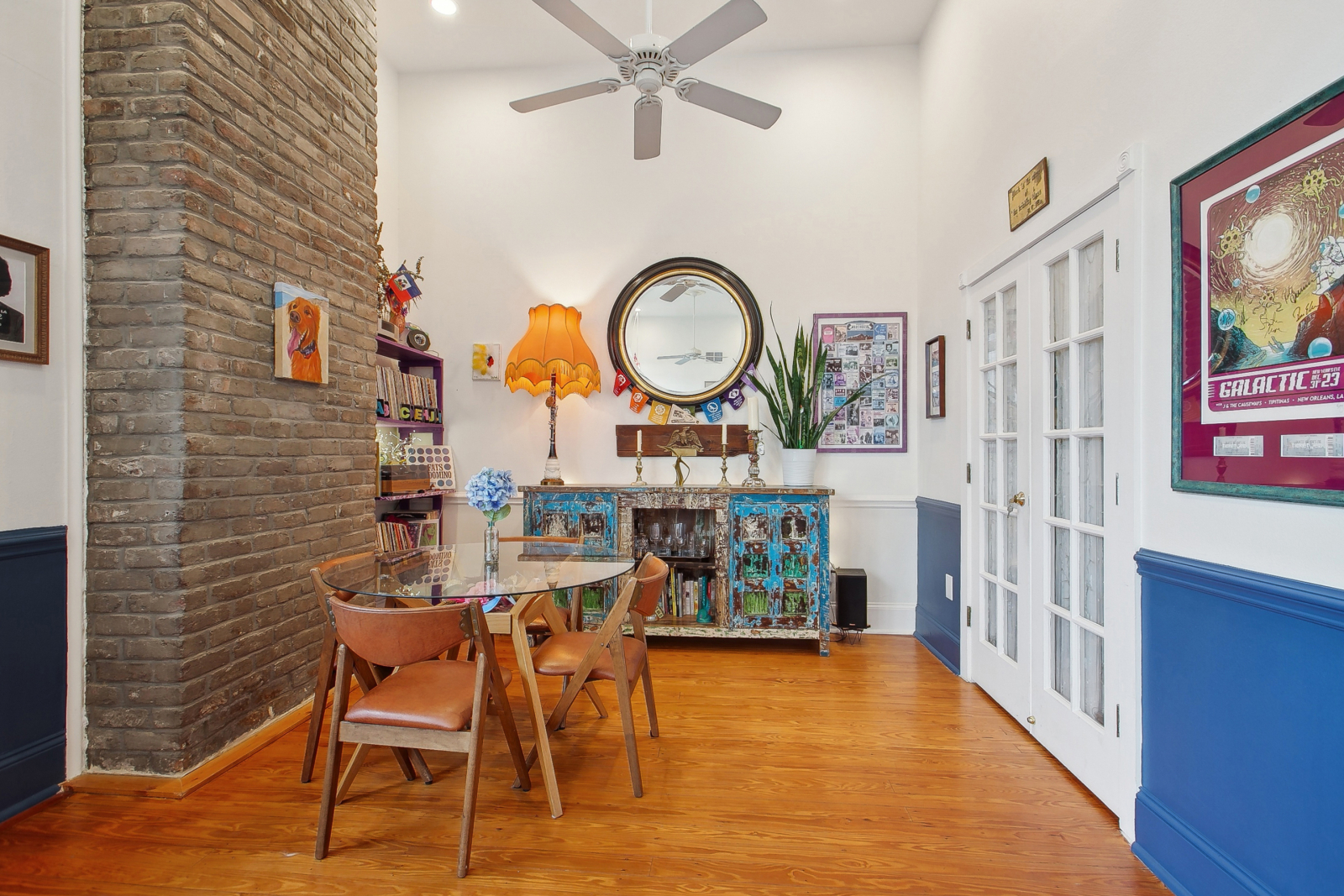 Maravilhosa sala de jantar e bar, bem como equipamento estéreo para girar discos ou tocar WWOZ.