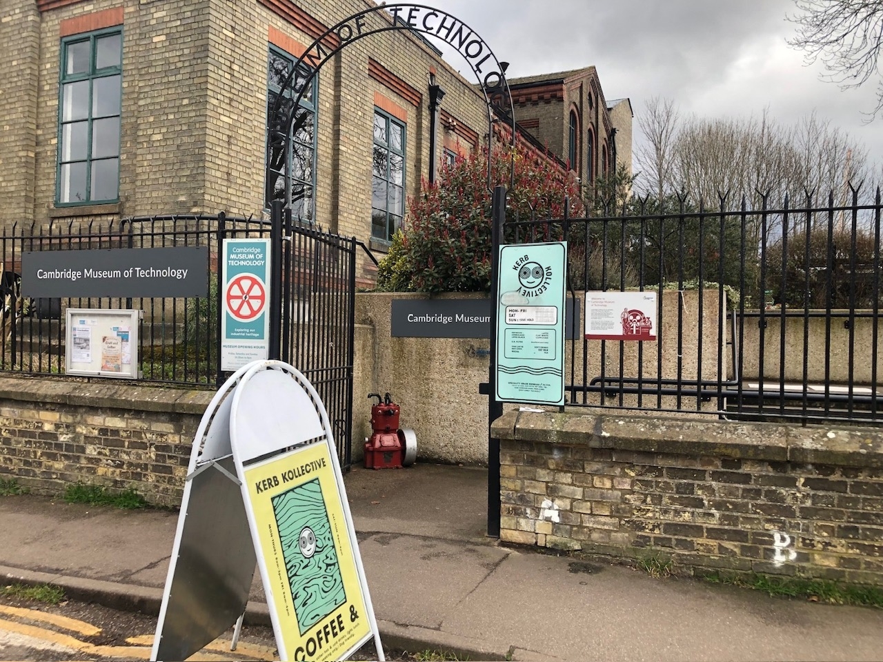 Stadthaus am Fluss bei Feuchtgebieten und Bootshäusern – malerisches Cambridge