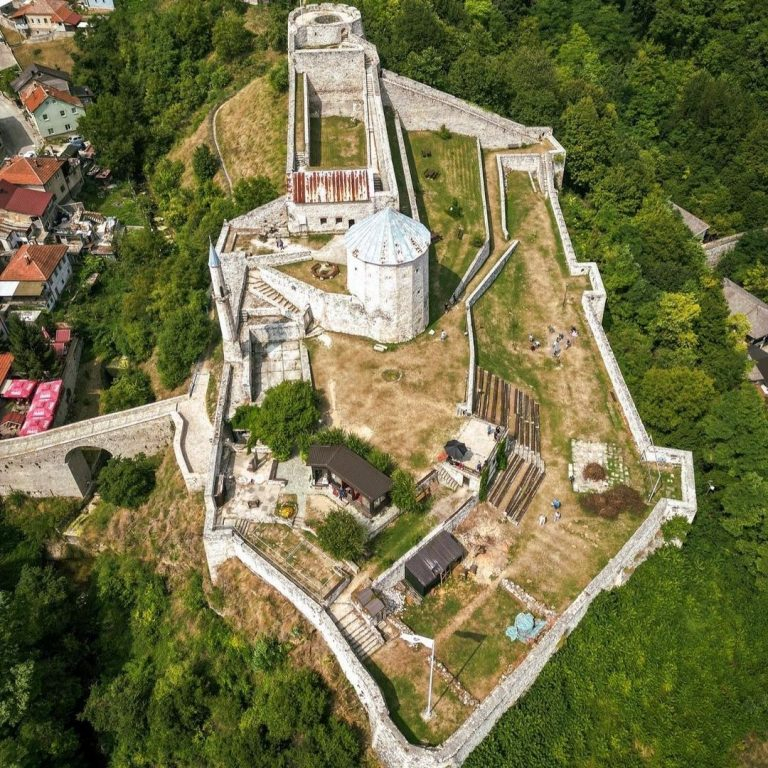 Na de vorming van de Oostenrijks-Hongaarse overheersing in Bosnië en Herzegovina werd Travnik een be ...