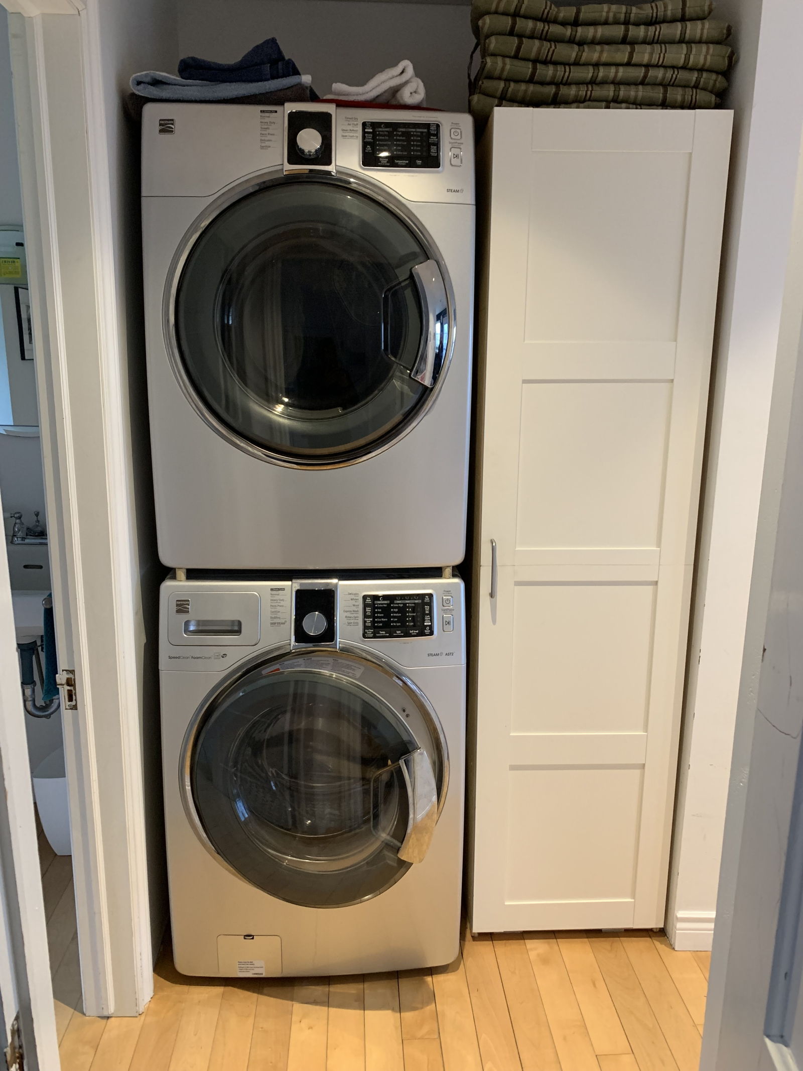 washer/dryer on 1st floor adjacent to bathroom