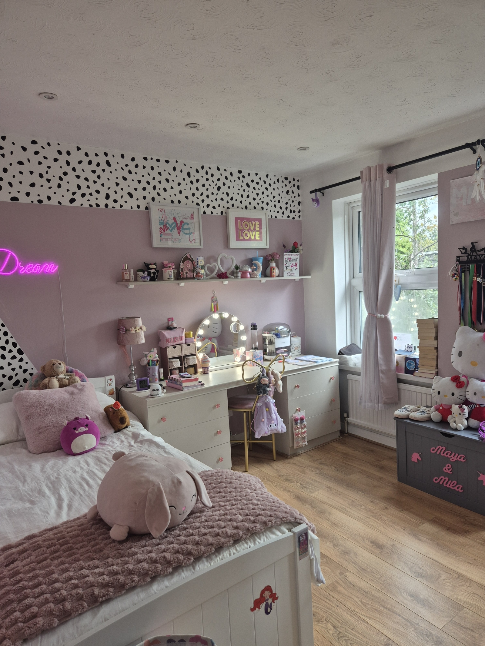 Eldest daughters room. Single bed with pull out trundle. ( if trundle needed let me know in advance and I will pull it out for you) Fitted wardrobes.  Plenty of books and dress up clothing to keep your kids occupied! Young girl's will be excited to stay in here!