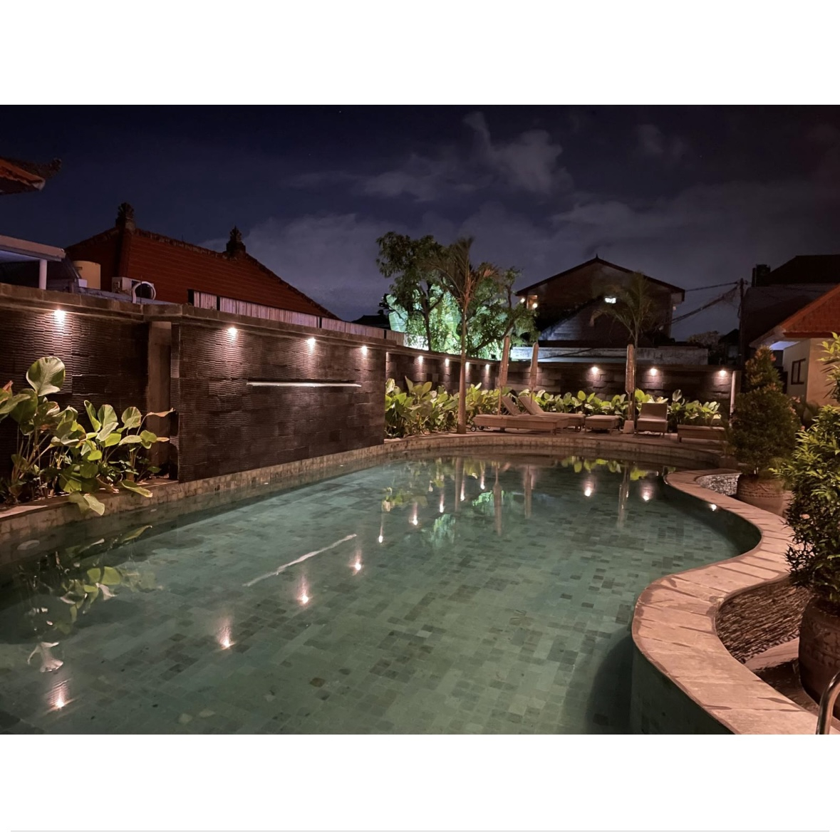 Nuestra piscina con iluminación nocturna mágica.