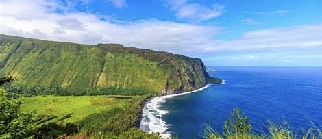 Zorg dat je tijd maakt om de Pololū-vallei en Waipiʻo-vallei te bezoeken. Beide zijn adembenemend en bieden enkele van de meest spectaculaire landschappen op het Big Island.
    Terwijl je Pololū bezoekt, stop dan bij de historische plantagestadjes Hāwī en Kapaʻau. Ze zitten vol met geweldige cafés, lokale restaurants, unieke winkels en fantastische kunstgalerieën. Het is een van onze favoriete dagtochten.
    Evenzo, als je richting Waipiʻo Valley gaat, breng dan zeker wat tijd door in het historische stadje Honokaʻa. De charmante hoofdstraat herbergt antiekwinkels, lokale boetieks, galerieën en geweldige plekken om te lunchen of een middagkoffie te drinken.