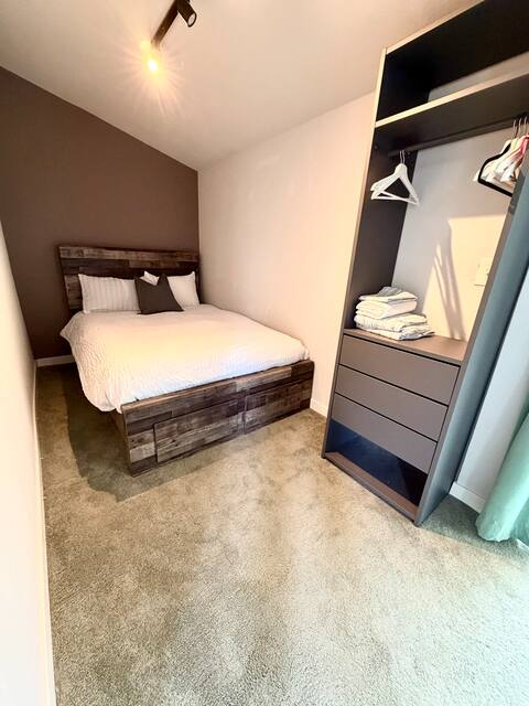Arvada Olde town cabin feel home with hot tub and sauna.