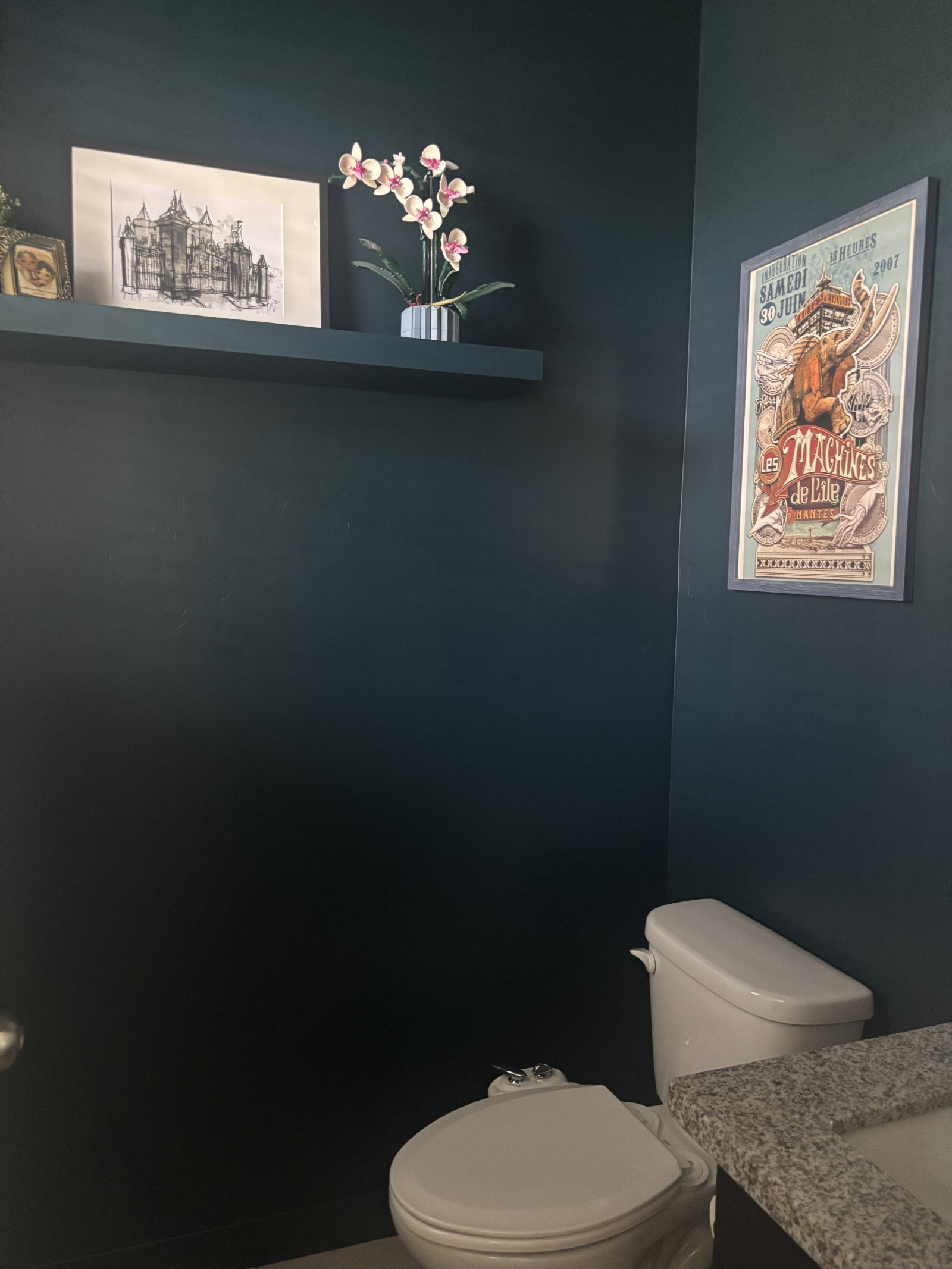 Main level 1/2 bathroom