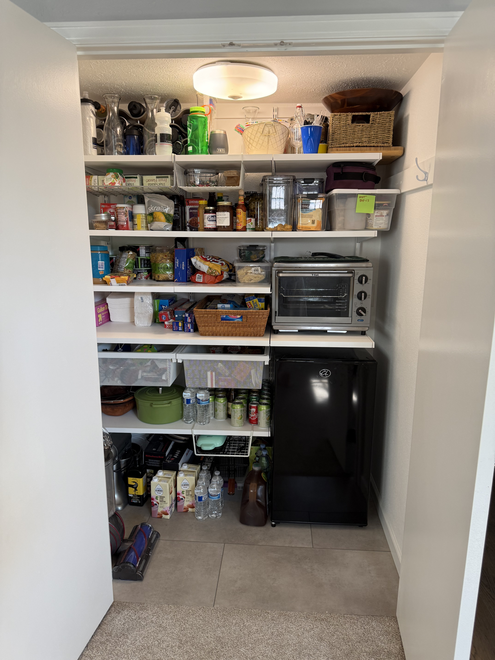 Besoin de quelque chose ? Regardez dans le garde-manger ou prenez une boisson fraîche !