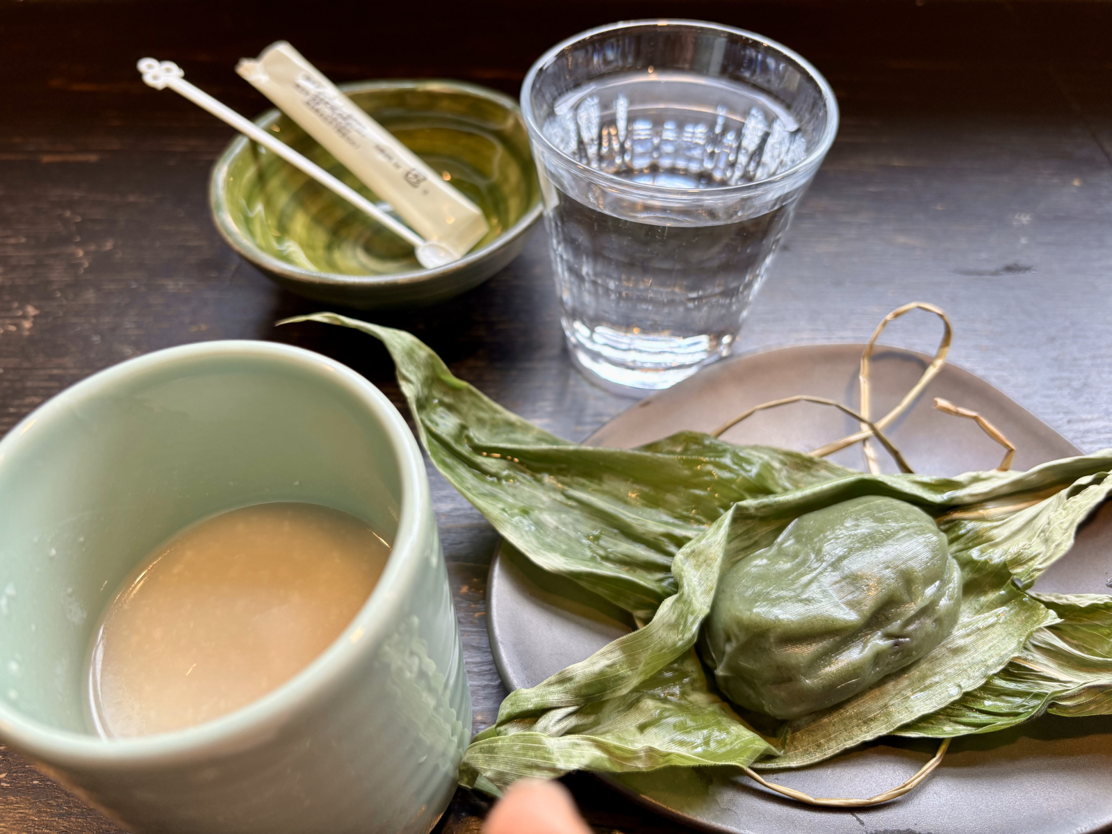 Sasadango (süßer Kräuterreiskuchen) und Amazake (süßer Sake) im Mizuya