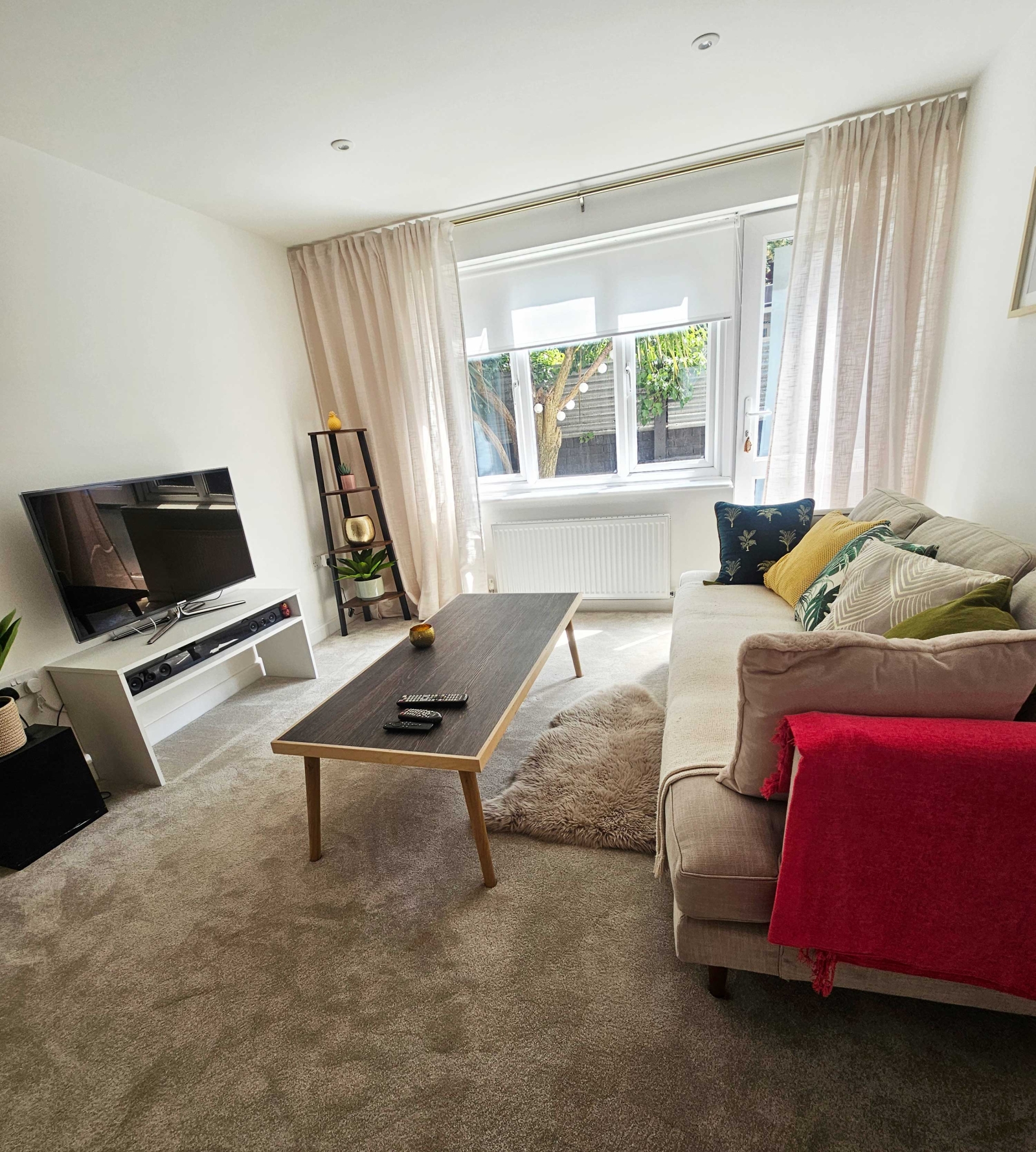 Apartamento confortável de um quarto com pátio no leste de Londres, próximo a conexões de transporte (zona 2)