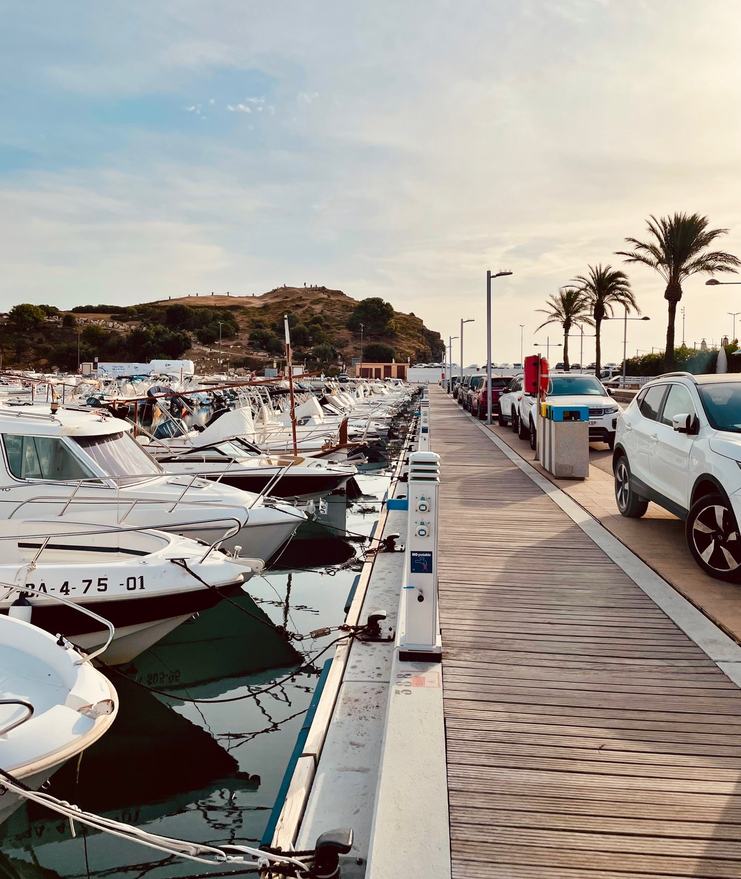 Tome uma cerveja em um bar perto da marina e observe os barcos