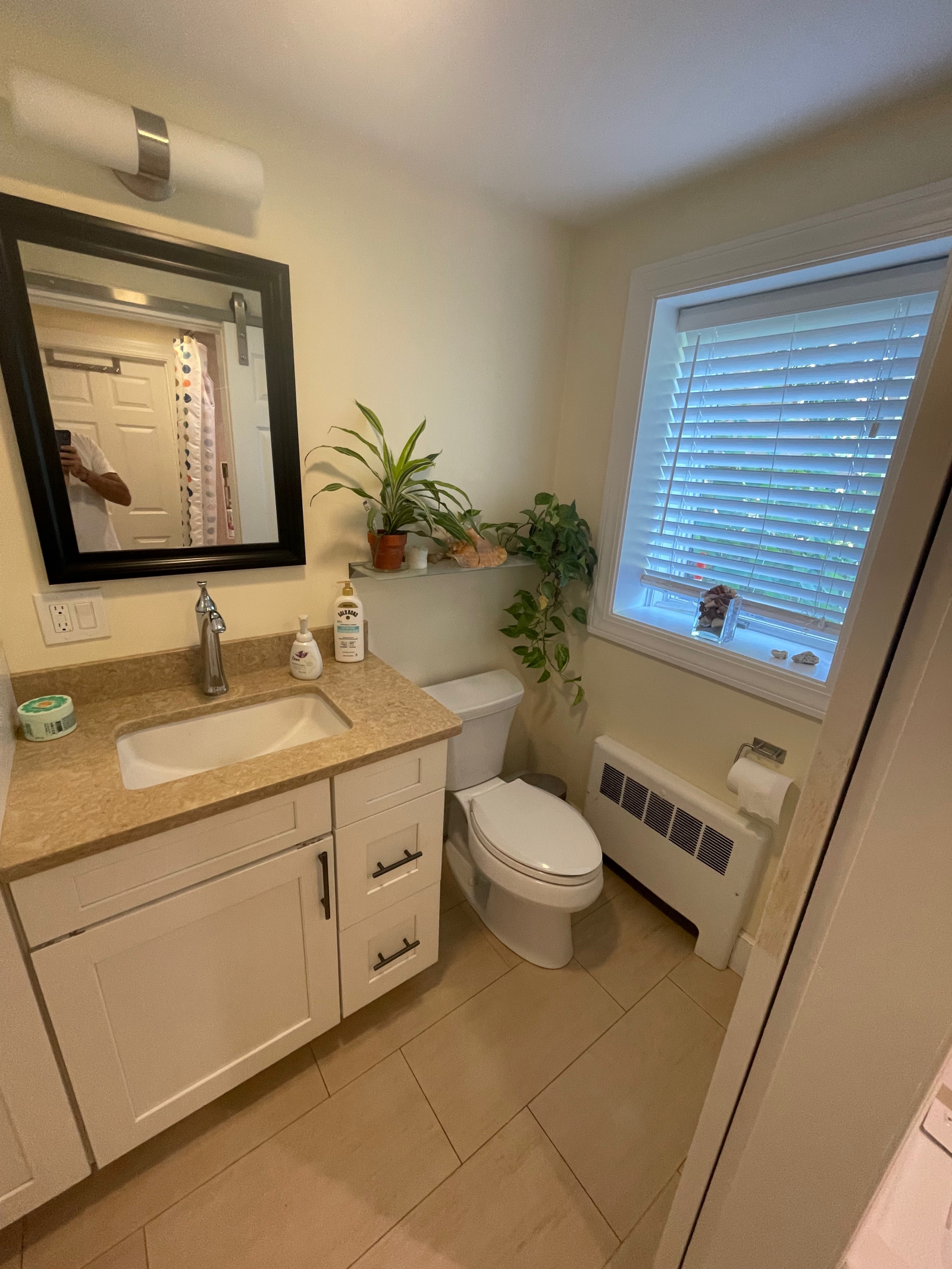 Badkamer op de eerste verdieping met bad en douche