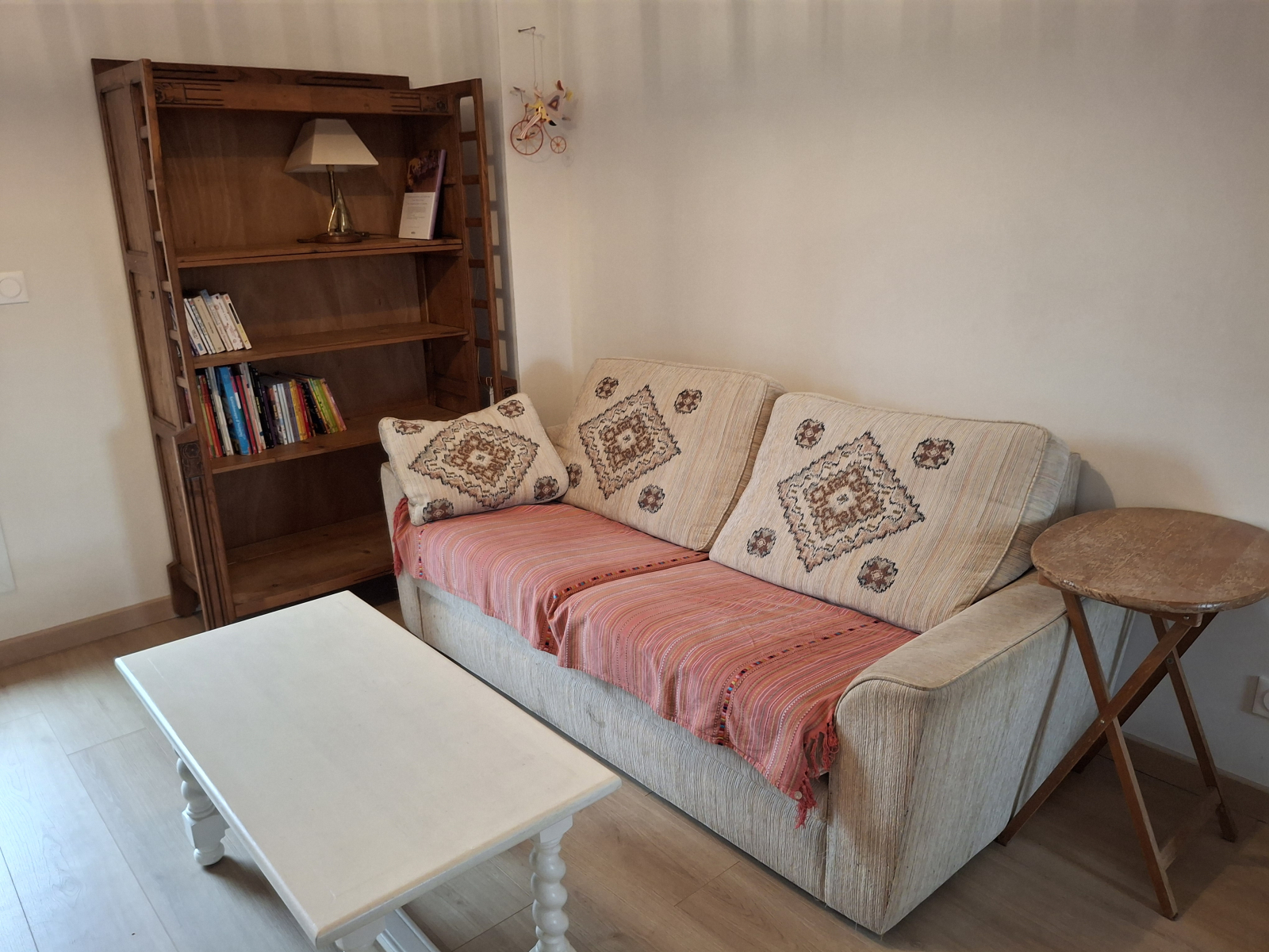 L'espace salon de l'étage.
Le canapé est convertible si besoin.