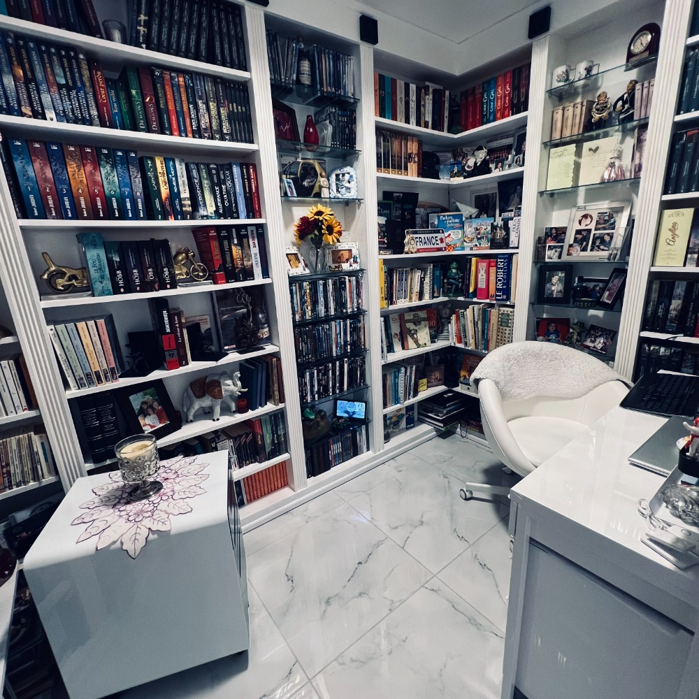 Schönes Bücherregal. Einige Bücher auf Englisch.