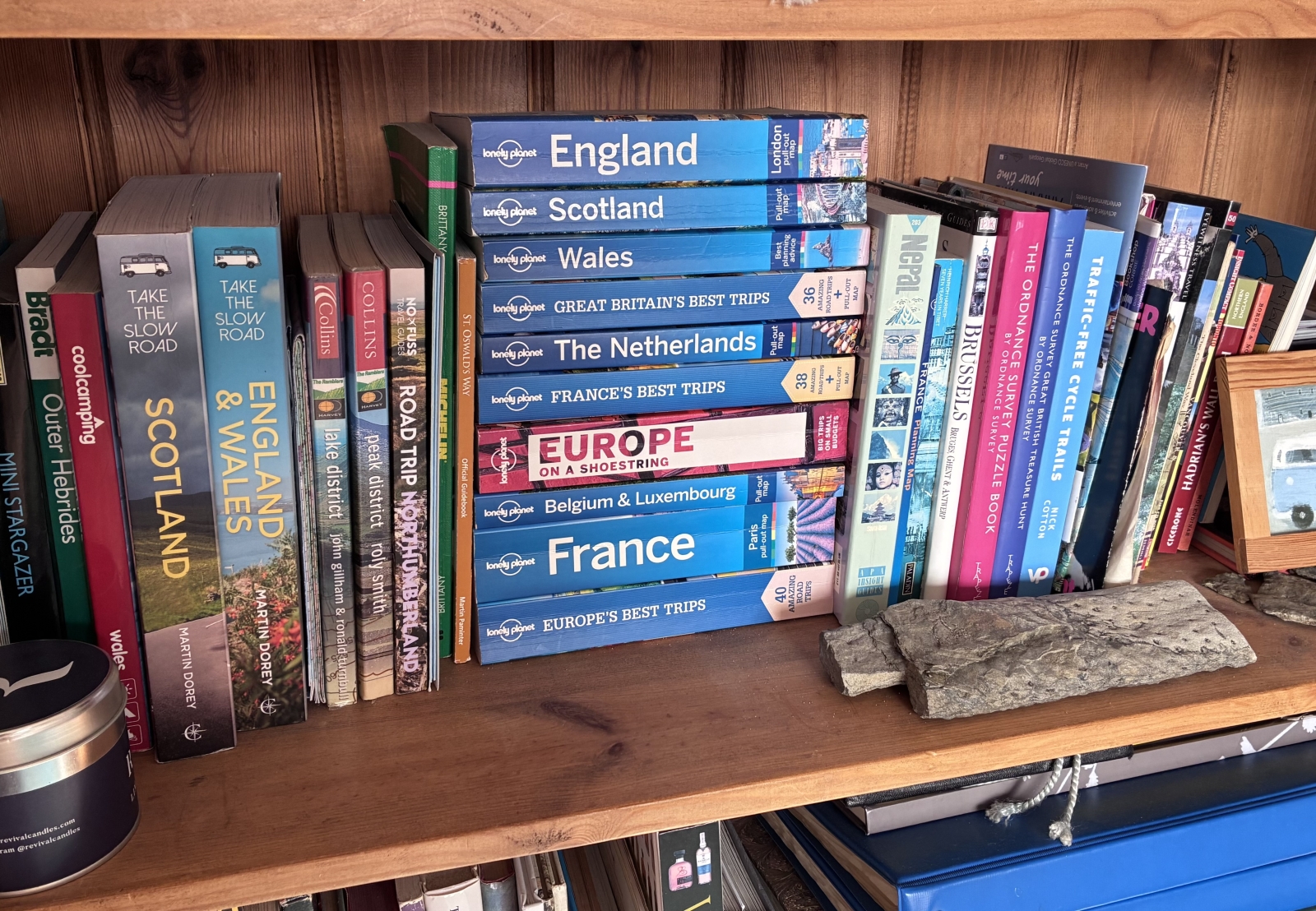 Una piccola biblioteca di viaggi per aiutarti a pianificare le tue avventure 😁