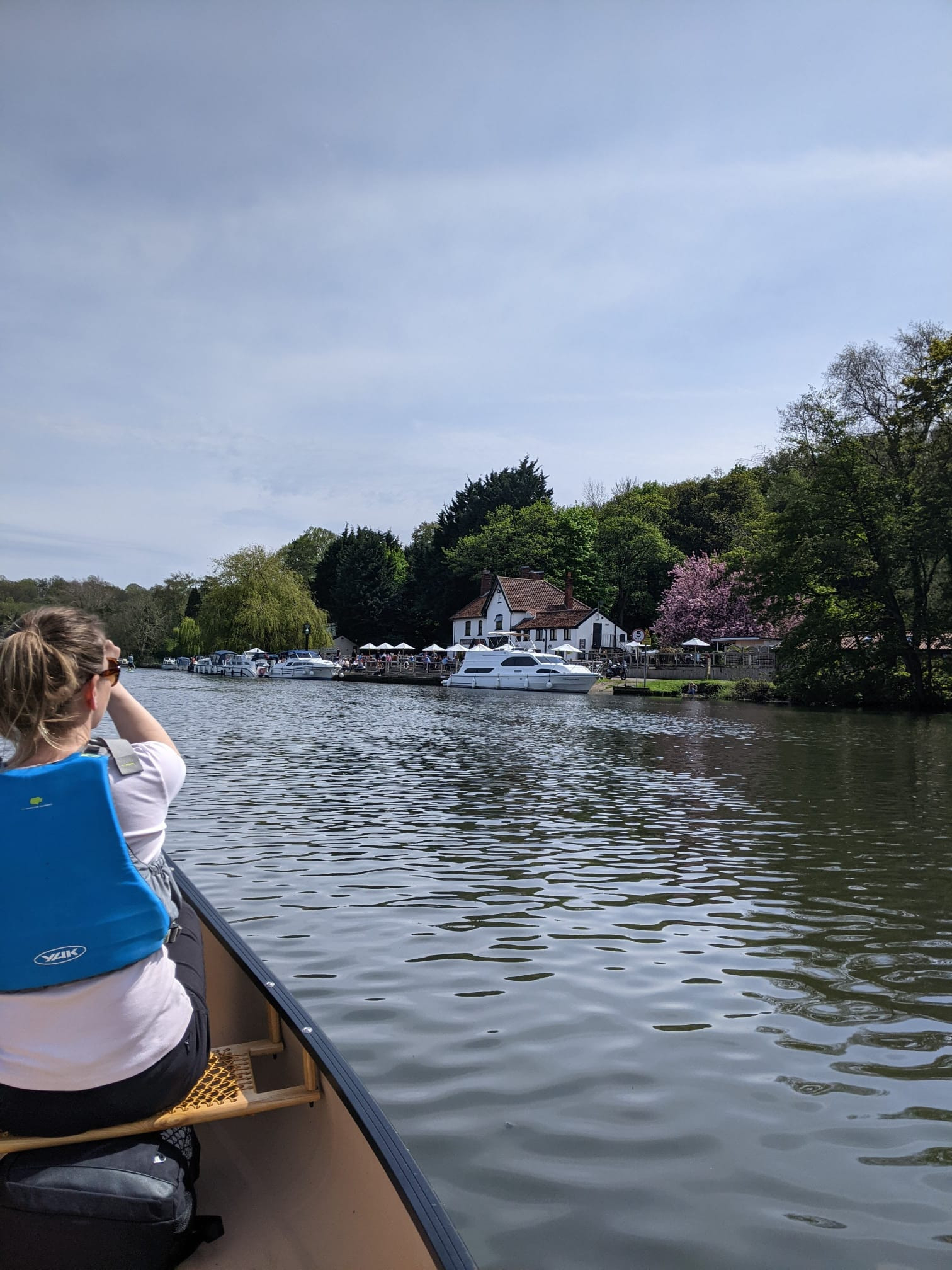 Water's Edge pub, rivier de Yare. Er zijn veel pubs langs de rivier langs de belangrijkste rivieren ...
