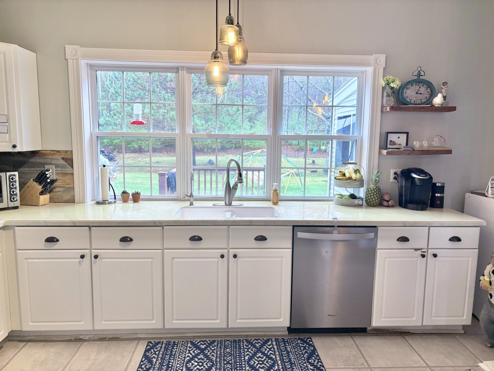 Parede da cozinha leste com vista para o nascer do sol e para o quintal.