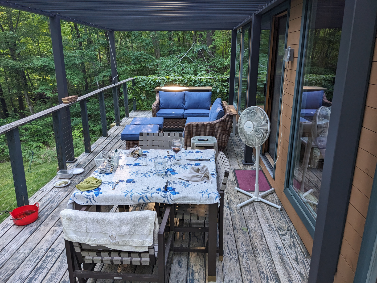 Il ponte con vista sul lago. Le lamelle della pergola possono essere aperte o chiuse a seconda delle ...