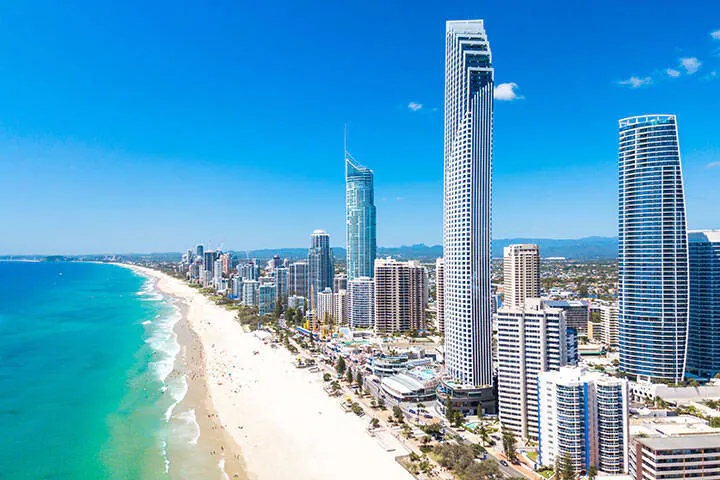 Casa de família em Brisbane com apartamento para vovó, piscina, spa, acesso lateral, boas escolas, subúrbio seguro