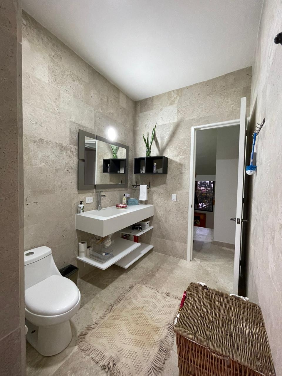 De Oversized Shared Bathroom: Een super ruime, heldere en schone badkamer die exclusief wordt gedeeld tussen de Pink Room en de aqua room. Het heeft een grootse indeling met voldoende ruimte om de gasten van beide ruimtes gemakkelijk te huisvesten, wat zorgt voor absoluut comfort en gemak voor iedereen!