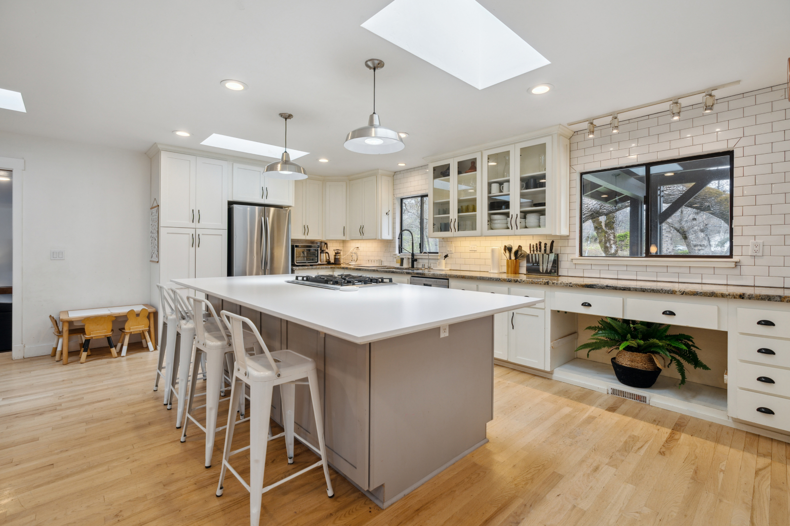 Cucina con frigorifero, doppio forno, piano cottura e filtrazione dell'acqua ristrutturata.