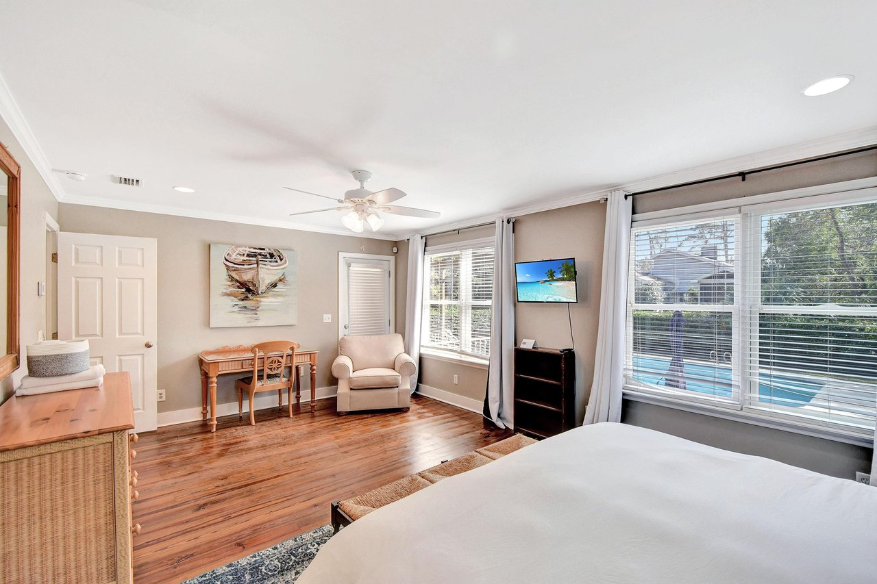 Hoofdslaapkamer met uitzicht op het zwembad.