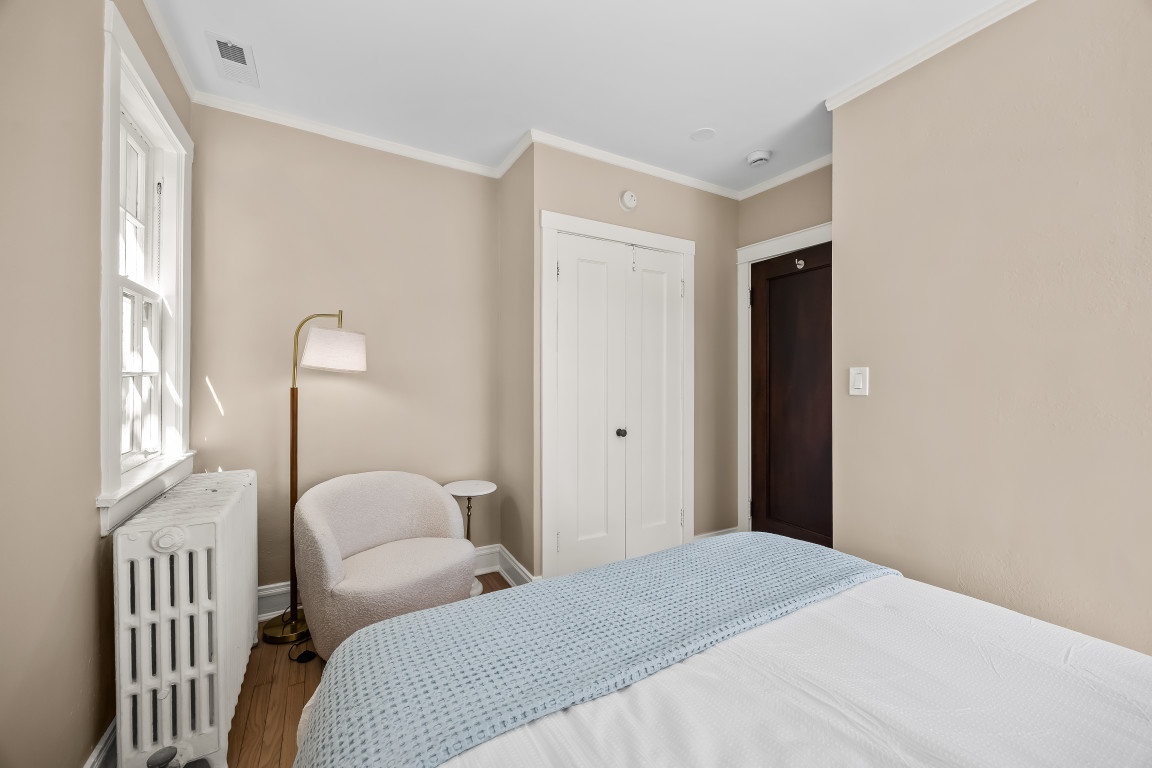 Charming coach house in college town minutes from Chicago