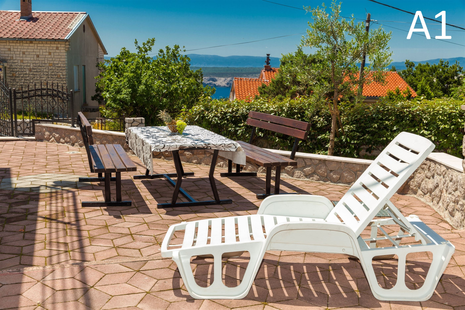 Spacious family apartment with terrace & sea view near Crikvenica