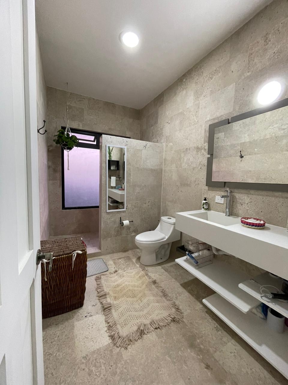 Geweldige badkamer gedeeld door Pink en Acqua Rooms