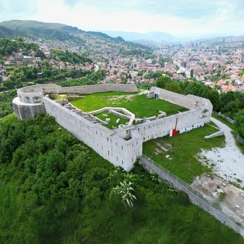 Het Witte Fort, 

dat bovenop een heuvel ligt die een fantastisch uitzicht biedt over Sarajevo en ...
