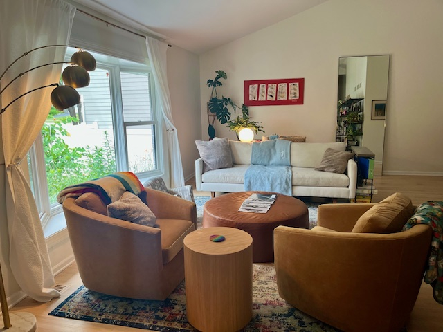 Living room with vaulted ceilings - lots of space to relax & lovely afternoon light