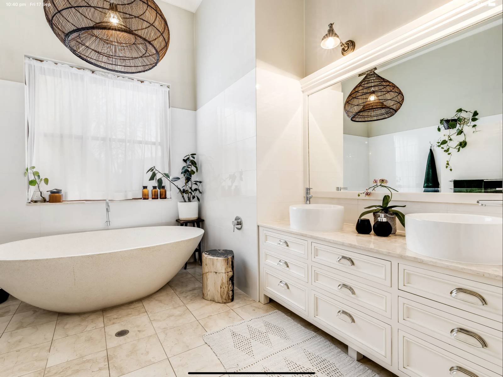 Salle de bain de la maison avec baignoire îlot et grand espace douche.