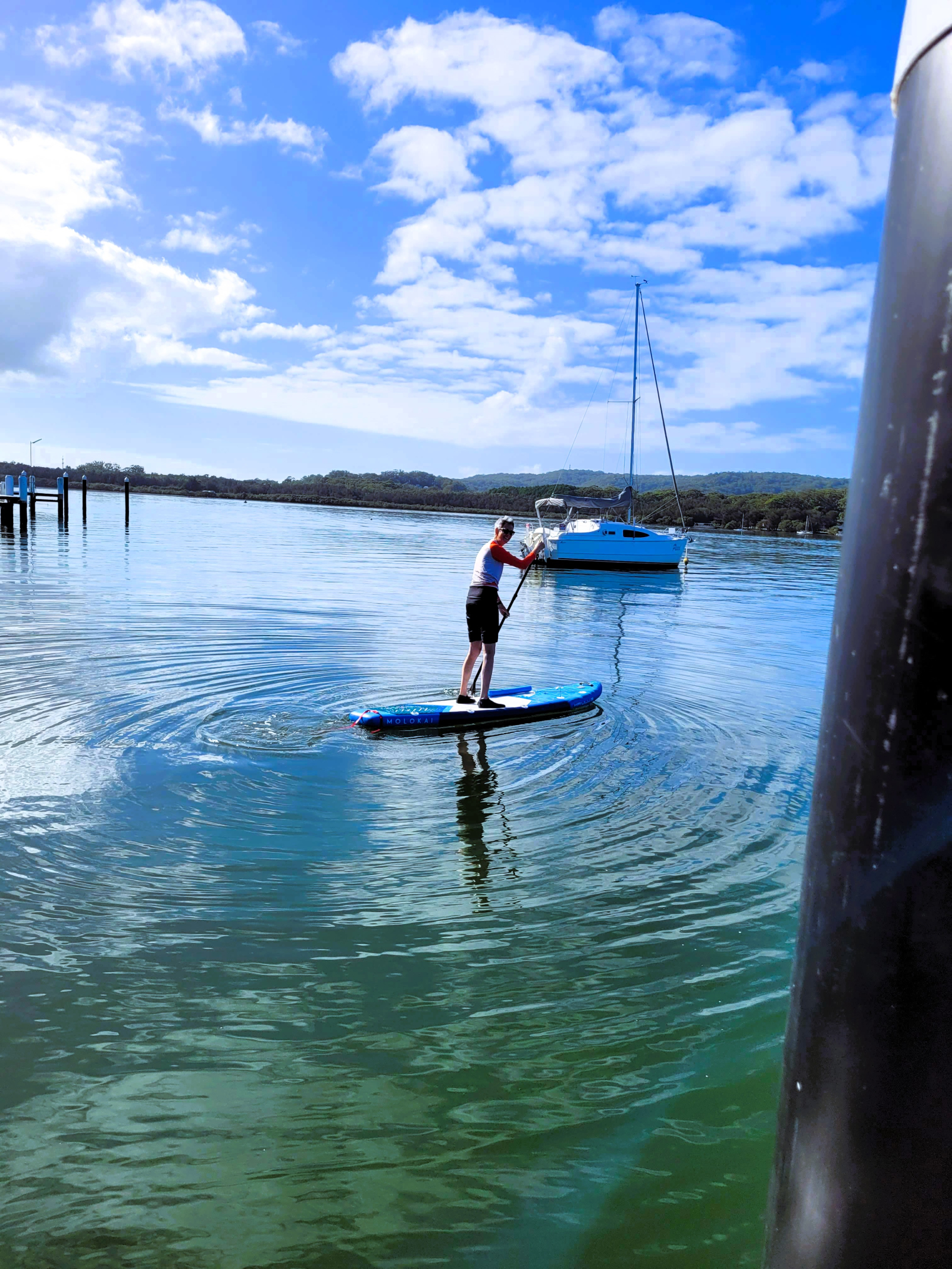 Tenemos una gran tabla de remo (SUP) con remo y chaleco salvavidas que puede pedir prestada para SUP ...