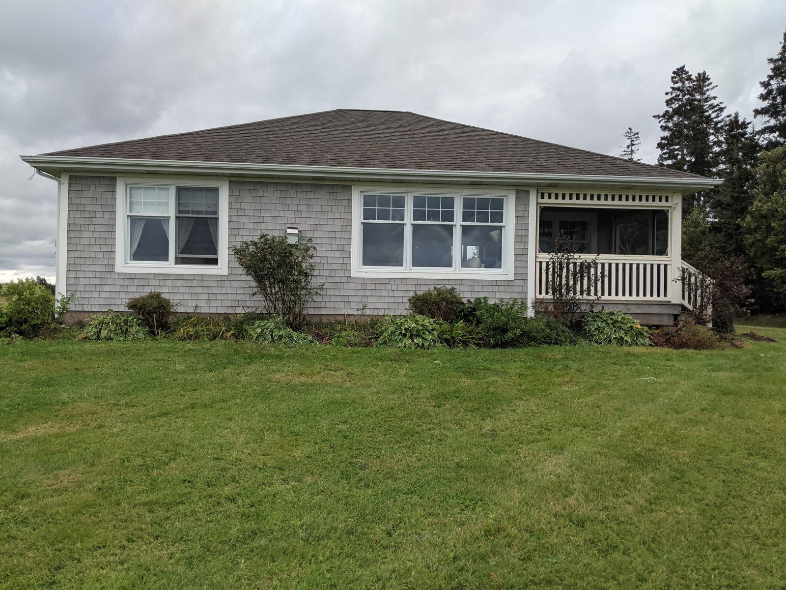 Schöner Garten und überdachte Veranda, um die Gentle Island zu genießen