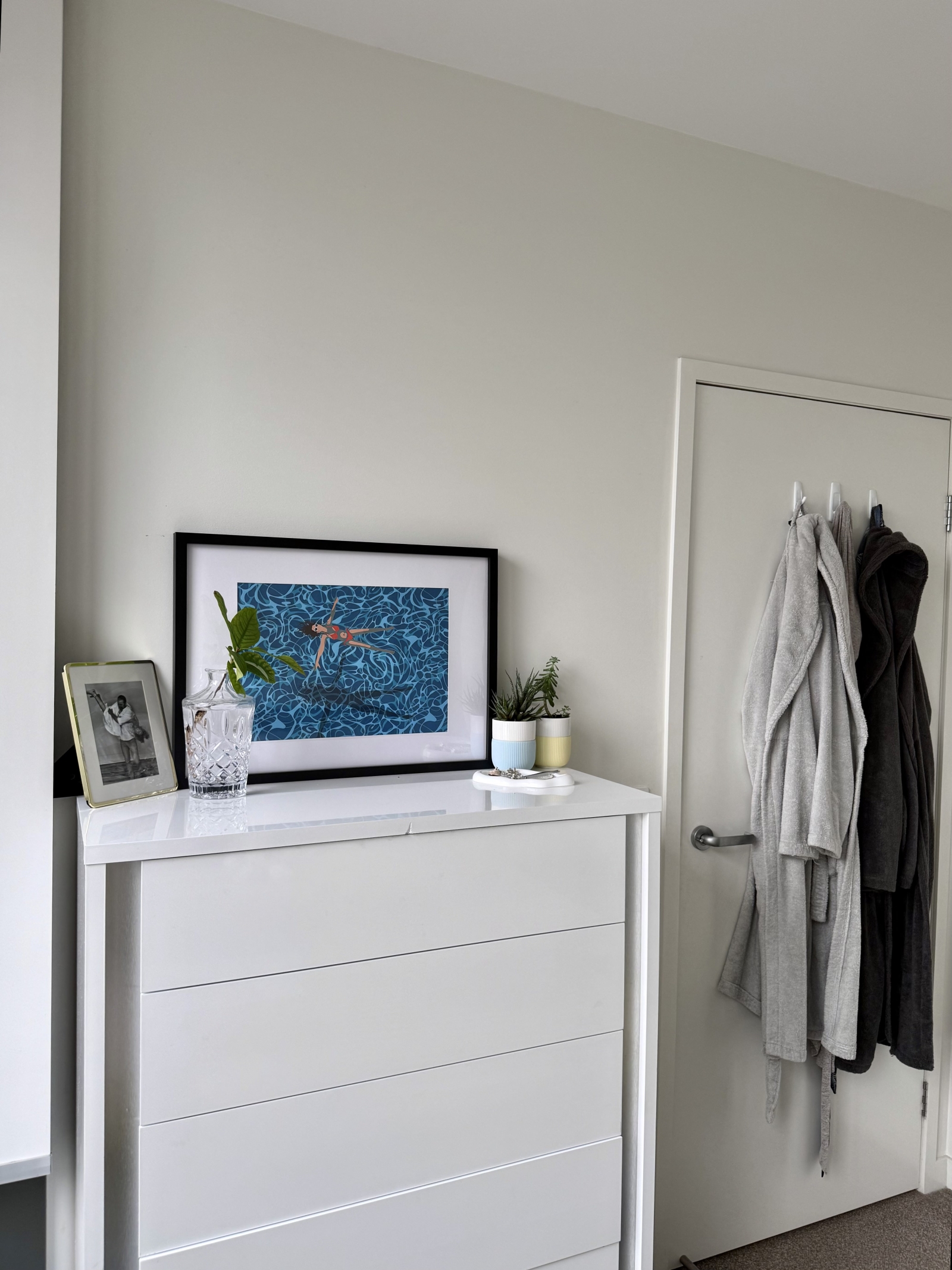 Clean modern apartment 10 min from CBD