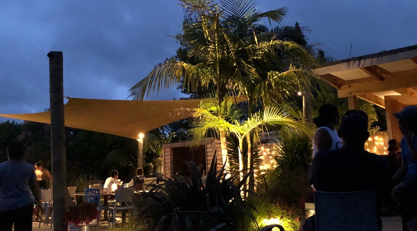 Comida informal en la Pour House, Hahei Village