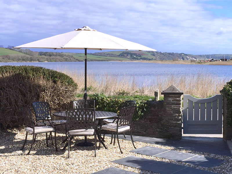 Waterfront Cottage, eingebettet am Meer in South Devon, Großbritannien,