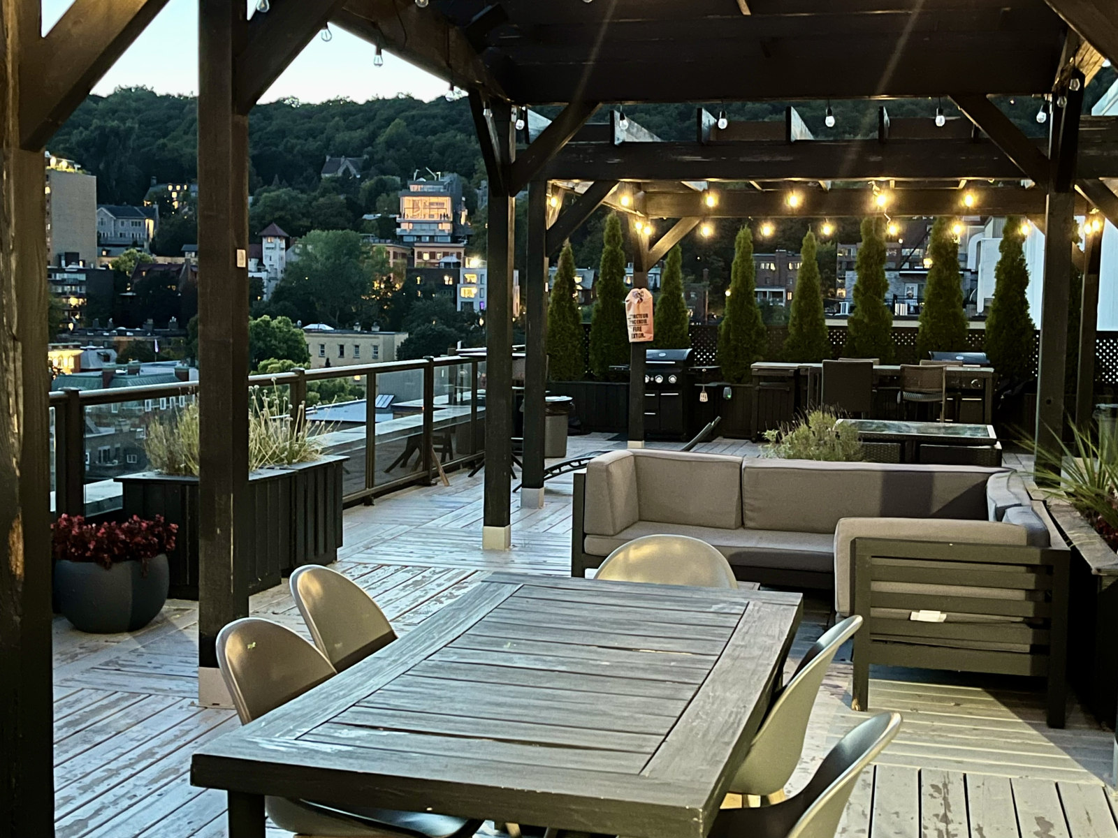 Ein Blick auf den Sonnenuntergang von der Dachterrasse mit Blick auf den Mount Royal.