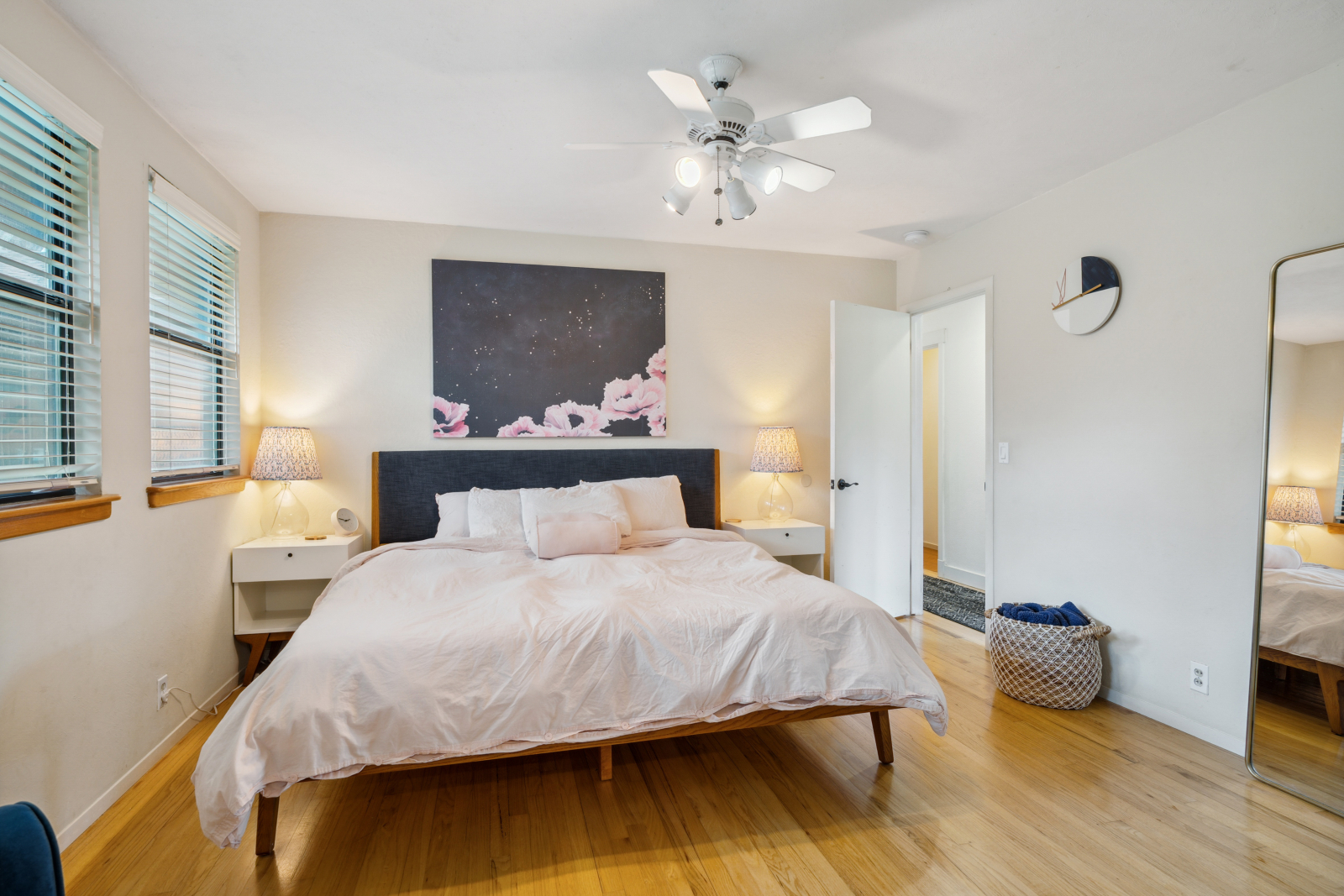 Camera da letto principale con letto king size e bagno privato