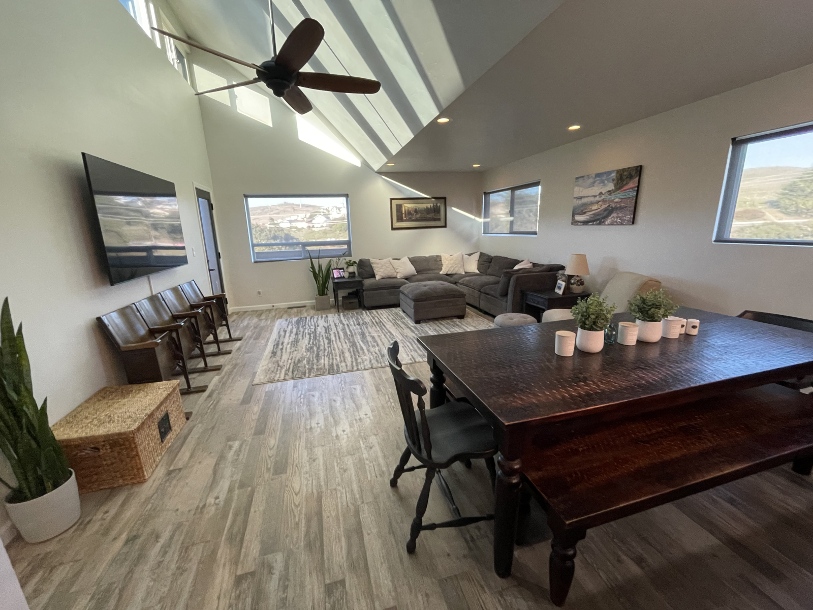 Ontspan in luchtig comfort met uitzicht op de heuvels.