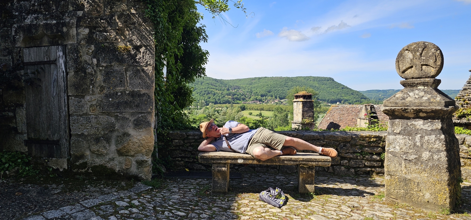 Stop often for stupid pictures if you park at the bottom of the hill in Beynac.