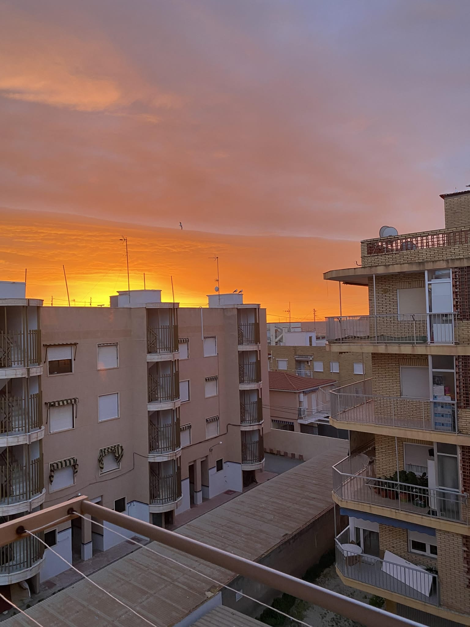 Een plek met 320 zonnige dagen en nooit echt koud, met twee slaapkamers, ~60m² schattig appartement op slechts 100 meter van de (zeer rustige, zeer kindvriendelijke) zee, in Santa Pola, slechts 15 minuten van de luchthaven van Alicante! :)
