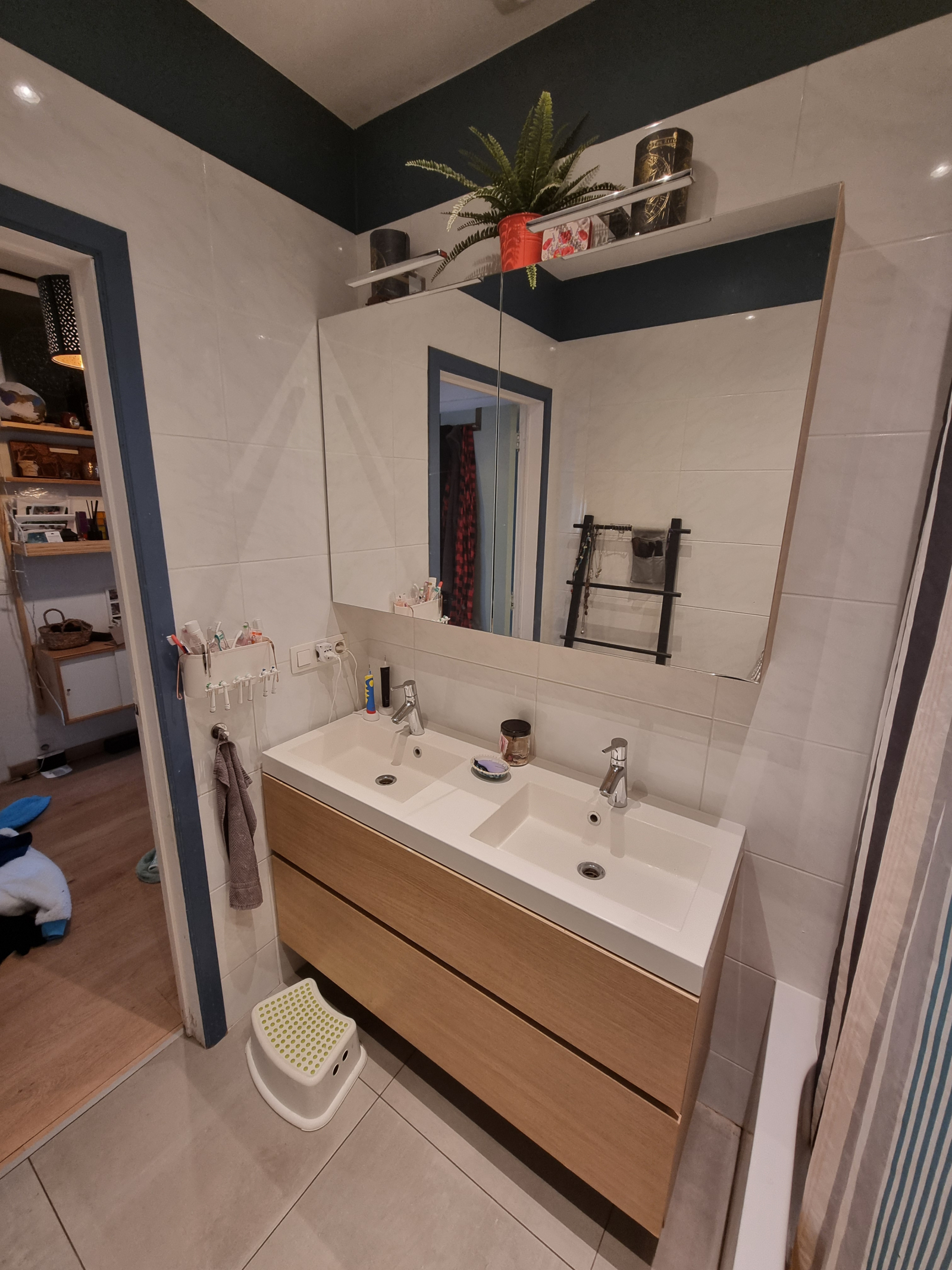 Cuarto de baño con bañera, ducha y doble lavabo.