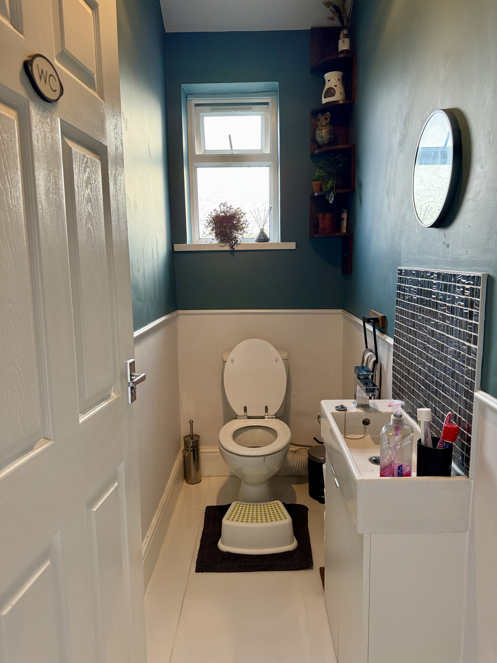 Arriba inodoro y lavabo.